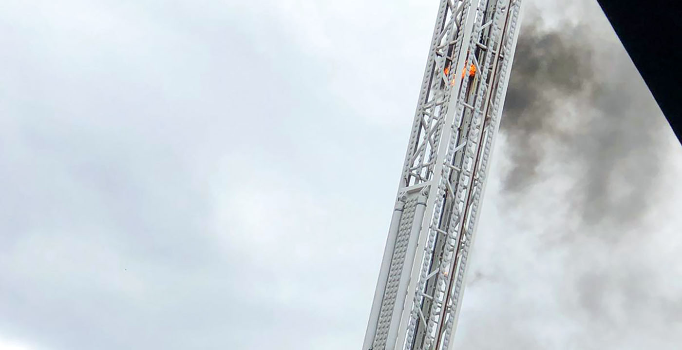 Brand in 40 meter hoge zweefmolen op kermis in Overijssel