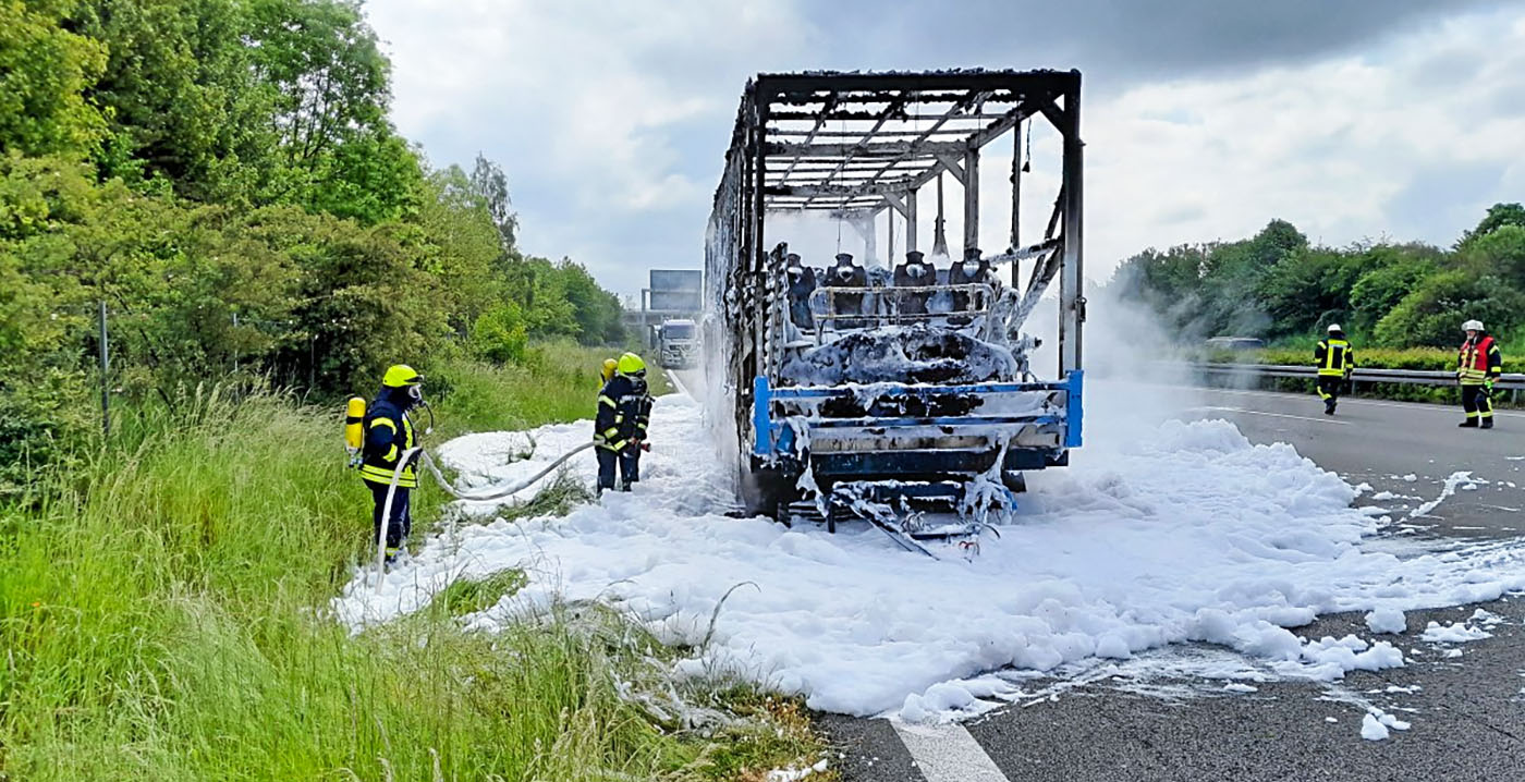 Onderdelen van Duitse kermisachtbaan branden af op de snelweg
