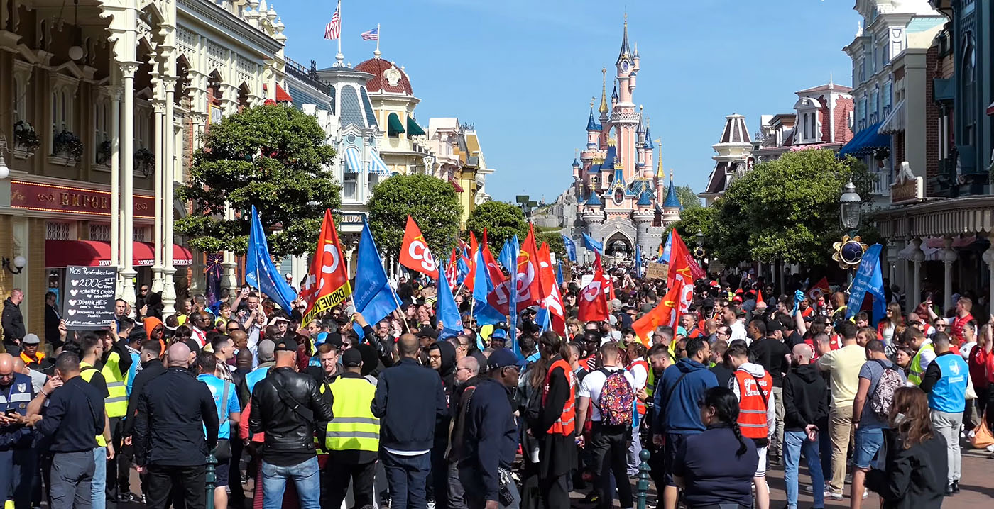 Chaos, geschreeuw en protestborden: stakende medewerkers zetten Disneyland Paris op zijn kop