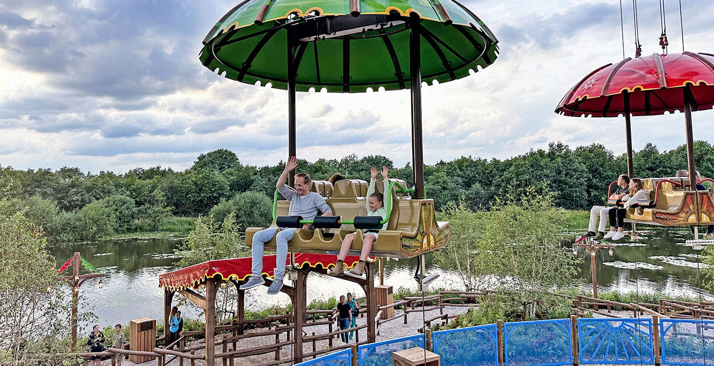 Foto's: parachute tower Dragonwatch torent hoog boven Toverland uit
