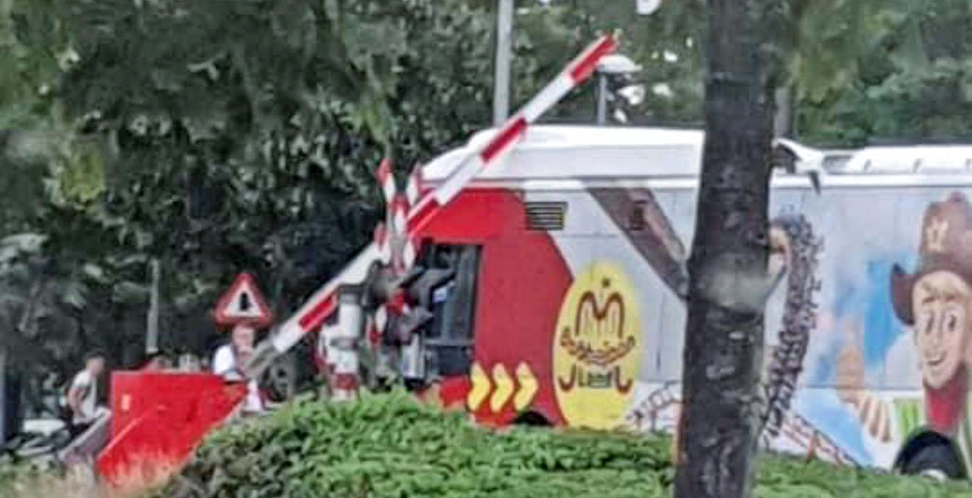 Bobbejaanland-bus komt vast te zitten onder slagboom