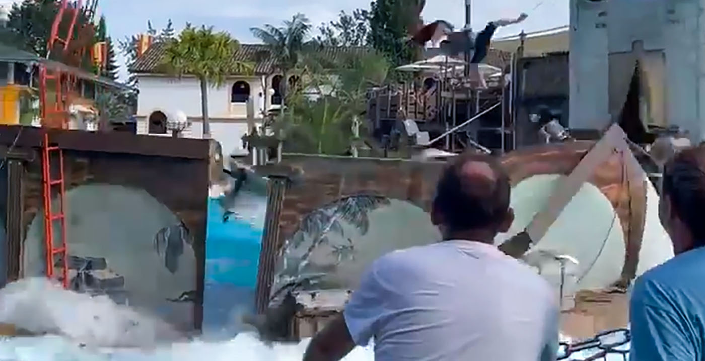In beeld: het moment dat het waterbassin van de Europa-Park-duikshow uit elkaar klapt