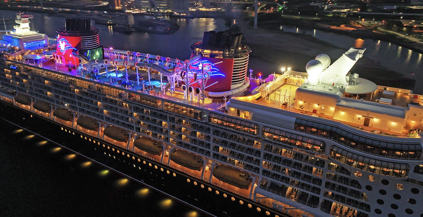 Dronebeelden: cruiseschip Disney Dream voor het eerst in Nederland
