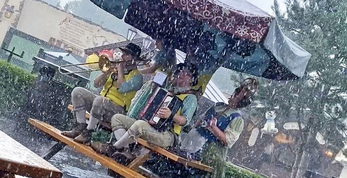 Weer of geen weer: muziekkorps Efteling speelt gewoon door in stromende regen