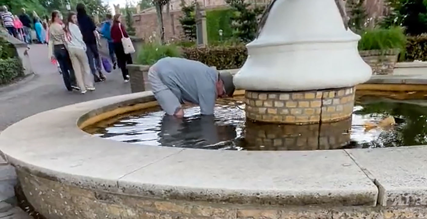 Video: Efteling-bezoeker steelt geld uit de Wensbron