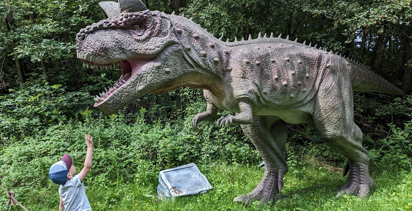 Dinosaurussen tussen de bunkers: Dino Fabriek in Enschede gaat laatste week in