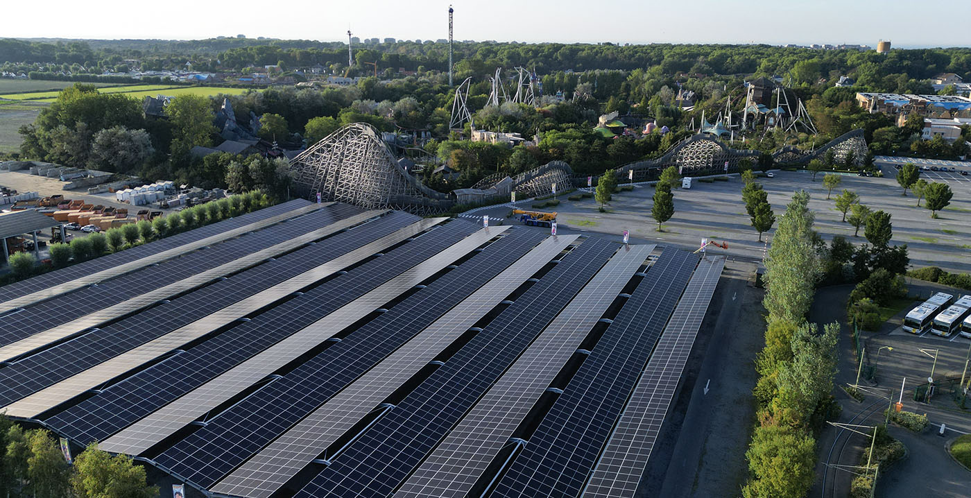 Duizenden zonnepanelen boven parkeerplaatsen Plopsaland