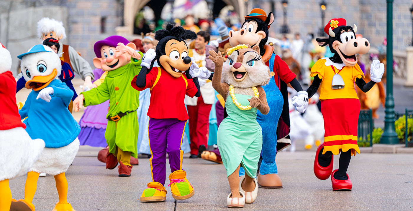 Video: Disneyland Paris viert honderd jaar Disney met honderd personages
