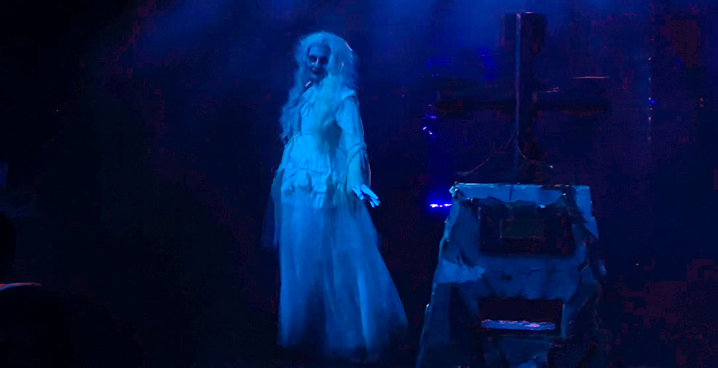 Video: directrice Walibi Holland kruipt in de huid van scare actor