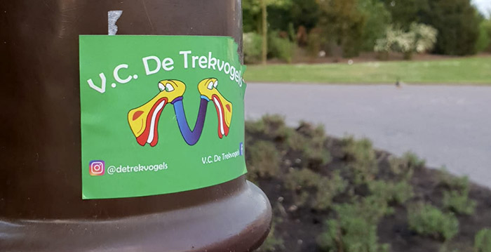 Efteling niet blij met stickers van carnavalsvereniging: 'Vervuiling van het park'