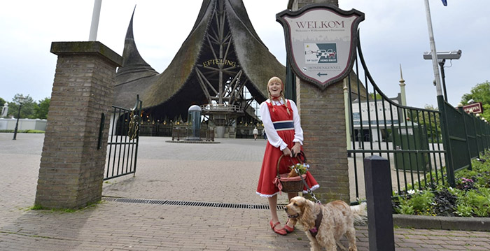 Efteling onthult waarschuwingsbord voor bezoekers met een hond