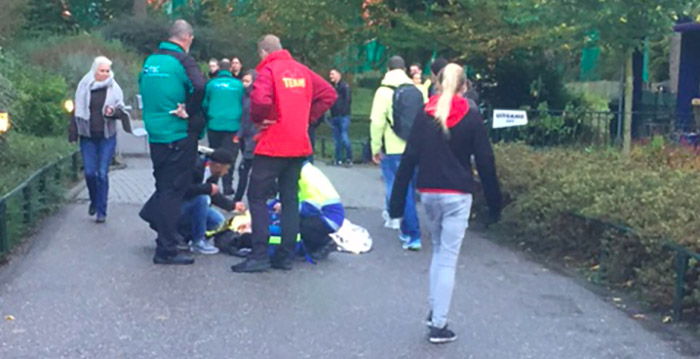 Bezoeker Walibi Holland tegen de grond geslagen