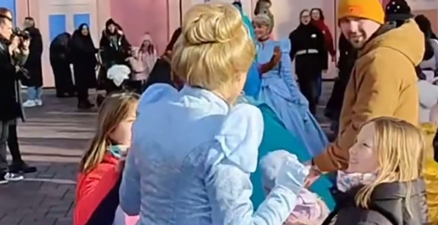 Video: Disneyland Paris confronteert bezoekers met twee Assepoesters tegelijk