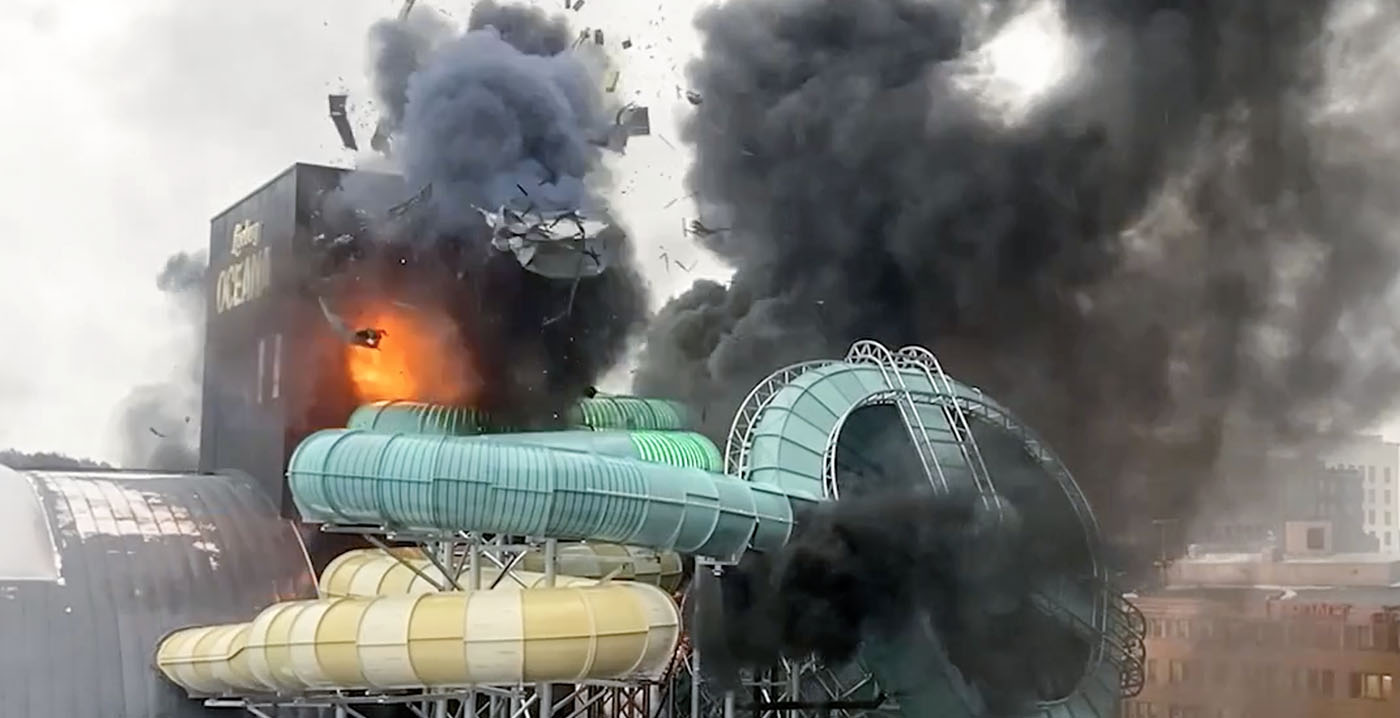 Bizarre beelden van brand in waterpark: glijbaantoren explodeert