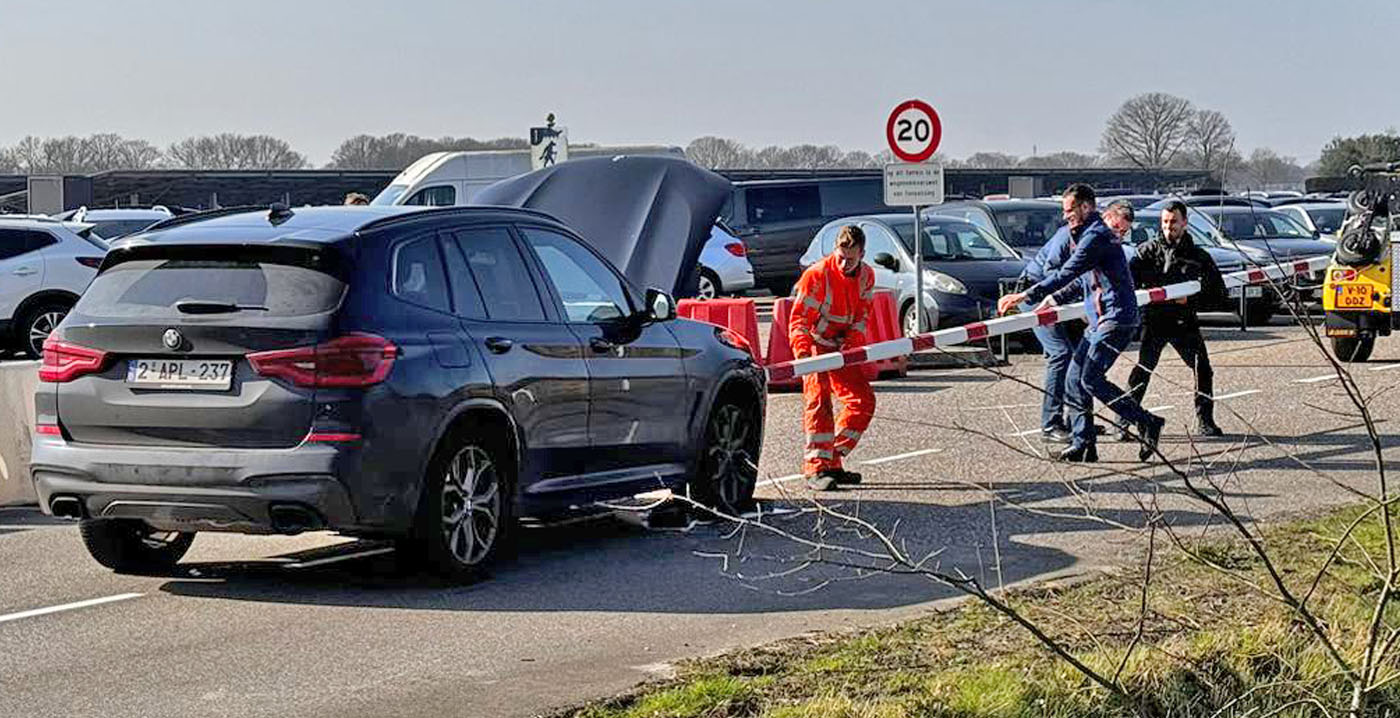 Bizar: Belgische Efteling-bezoeker rijdt met auto ín slagboom