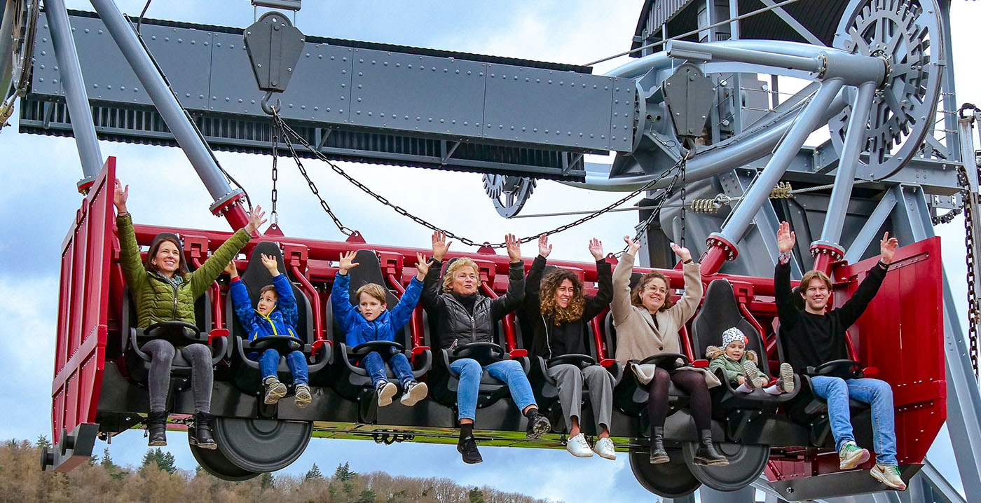 Foto's: reuzenschommel in Duits pretpark is af