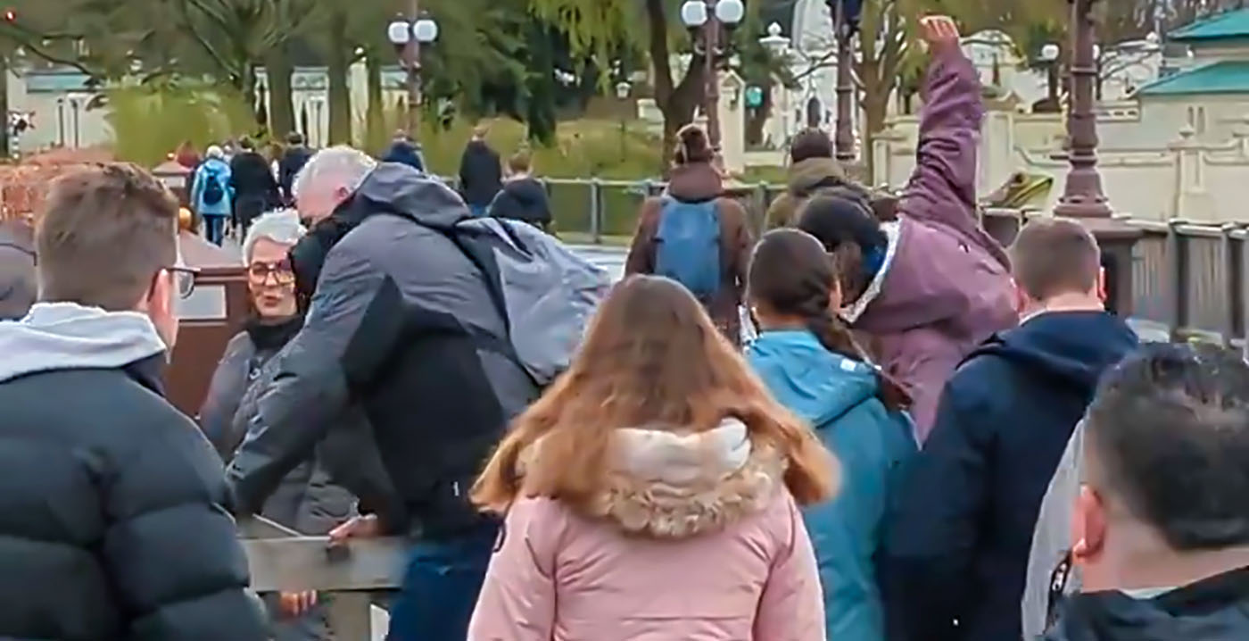 Video: ongeduldige Efteling-bezoekers klimmen over hek heen, enkele minuten voor openingstijd