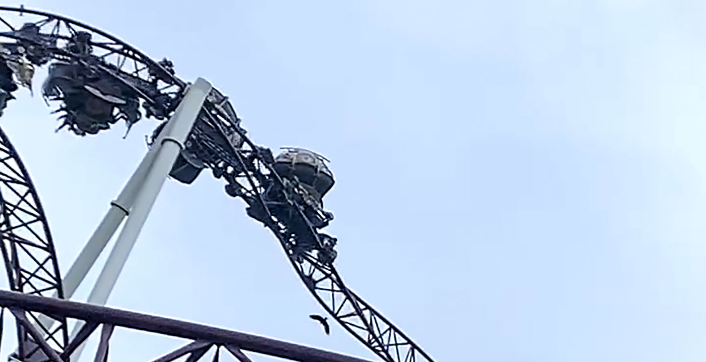 Video: vogel bouwt nest in Plopsaland-achtbaan Ride to Happiness