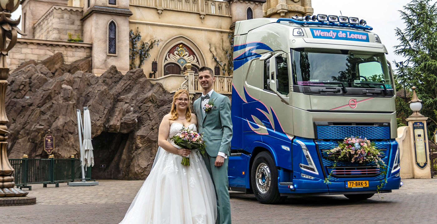 Bijzondere trouwfoto's uit de Efteling: vrachtwagen in het attractiepark