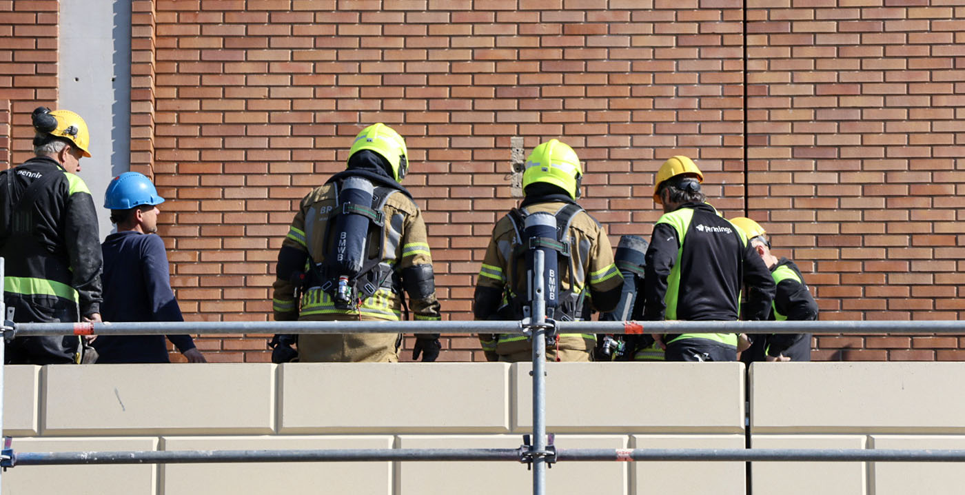 Smeulende brand op bouwplaats Efteling Grand Hotel, ambulance ter plaatse
