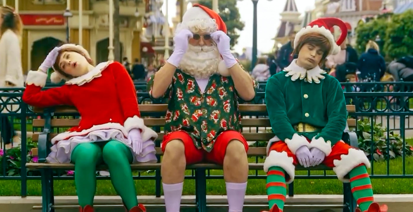 Nog zes maanden tot Kerstmis: Kerstman op zomervakantie in Disneyland Paris