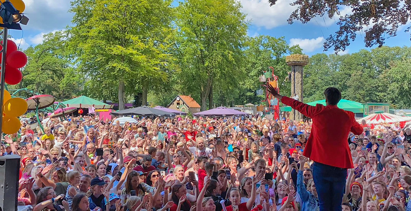 Video: feest met Snollebollekes in pretpark de Waarbeek