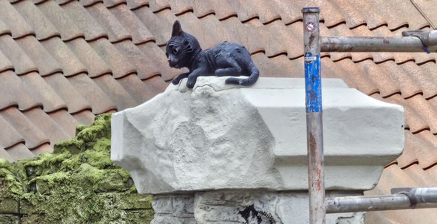 Zwarte kat neemt plaats bij ingang van Efteling-attractie Danse Macabre