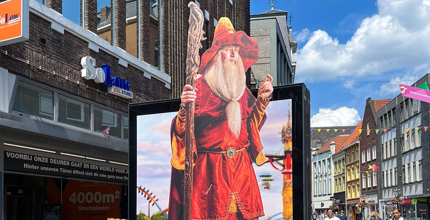 Nieuwe reclameborden Toverland zijn eyecatcher dankzij enorme tovenaar