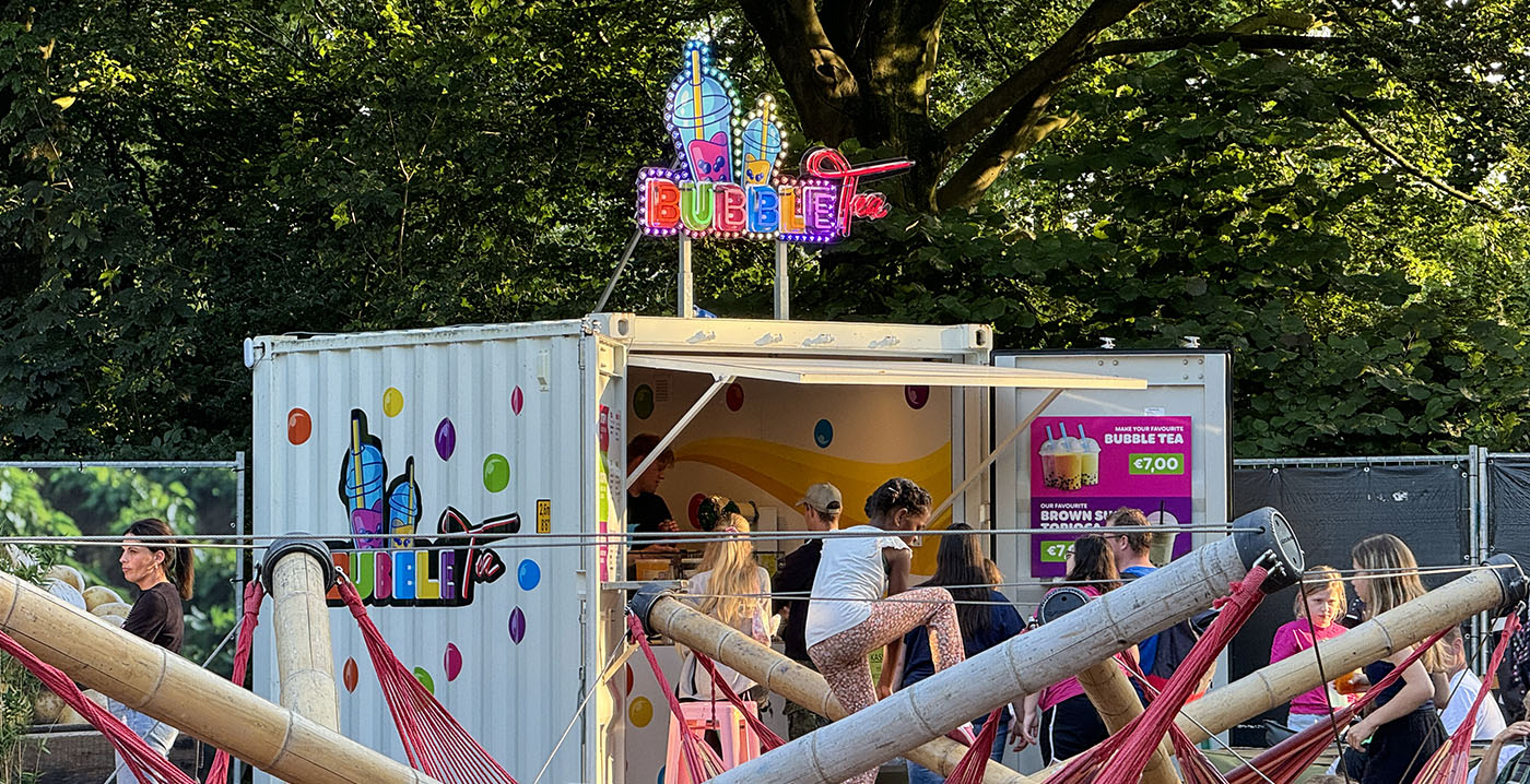 Volop foodtrucks in Walibi Holland deze zomer: bubble tea, kibbeling en beenham