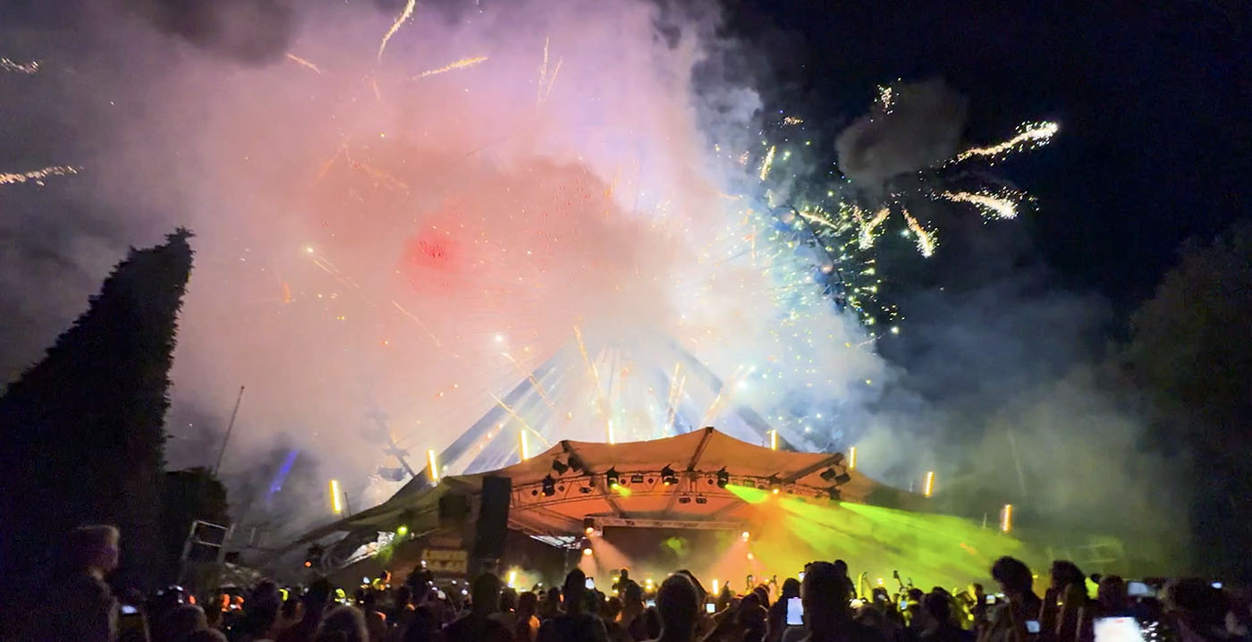 Video: vuurwerkshow Walibi Holland gaat fout, alle vuurpijlen in één keer de lucht in