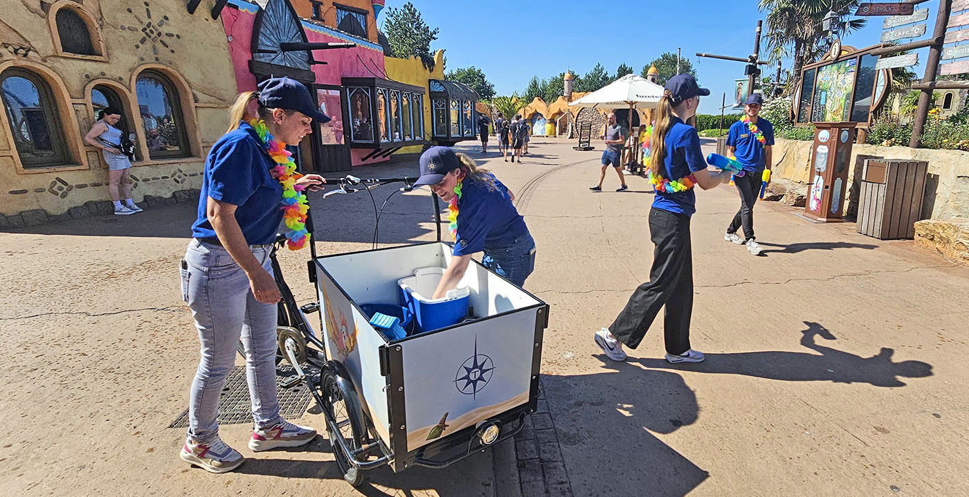 Toverland-team zorgt voor verkoeling: watergevecht en gratis ijsjes