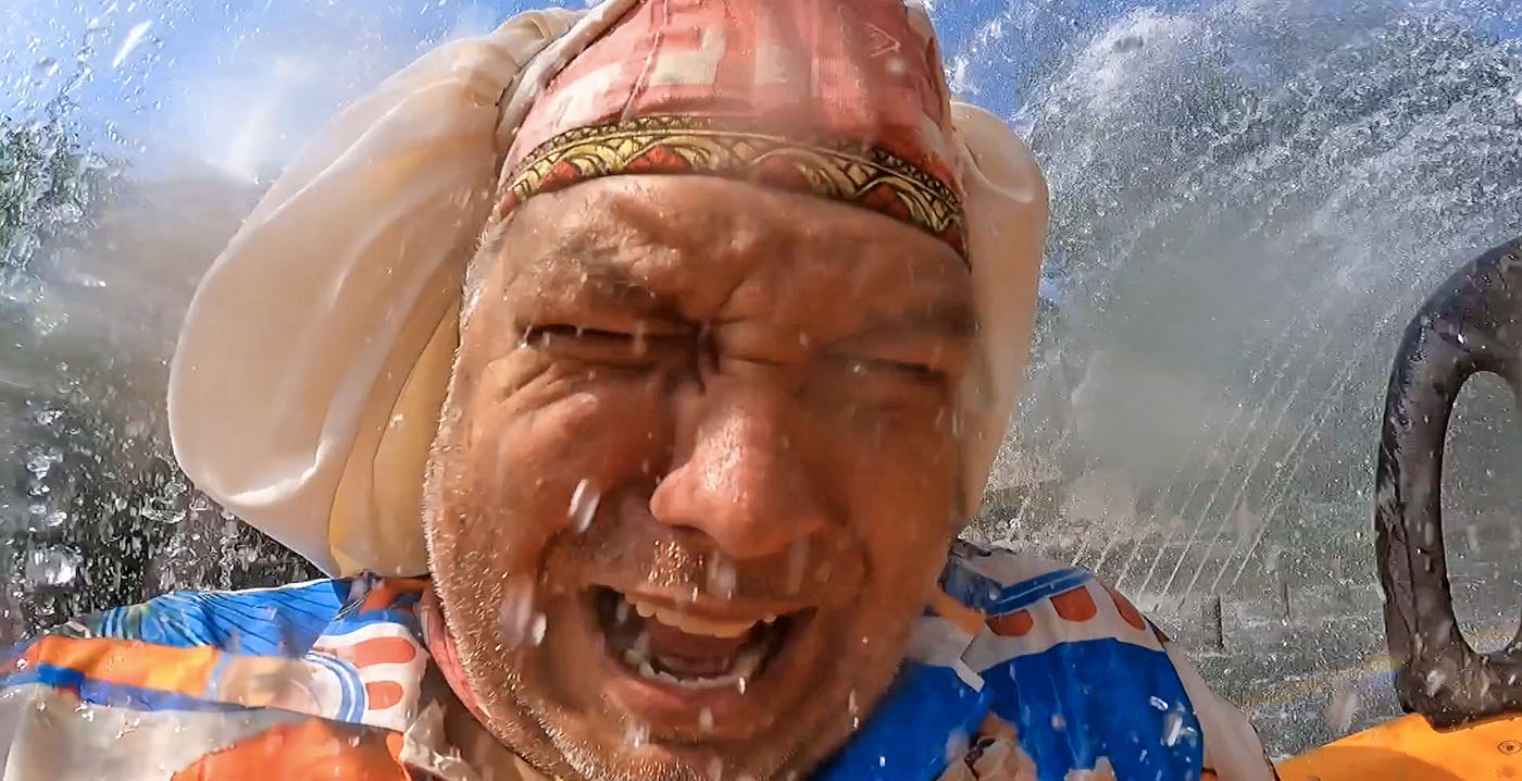 Video: alle bezoekers zeiknat door fonteinen in wildwaterbaan Avonturenpark Hellendoorn