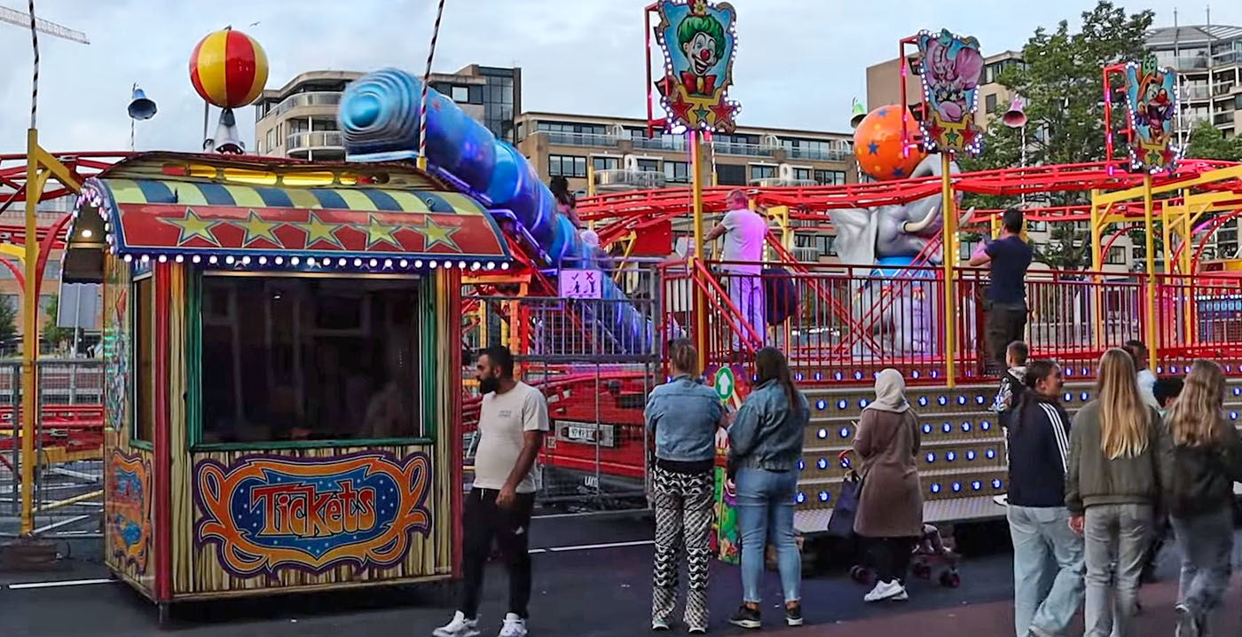 Kind (4) gewond door val uit achtbaan op kermis in Alkmaar