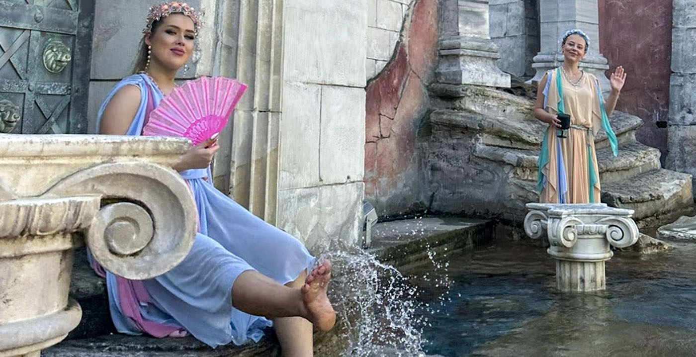 Europa-Park zet actrices in bij waterachtbaan Poseidon: 'Glas water in mijn gezicht'