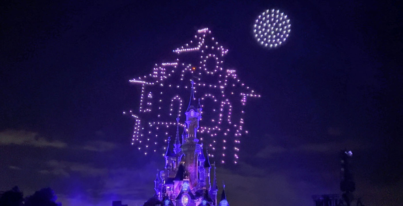 Video: droneshow Disneyland Paris aangepast voor Halloween