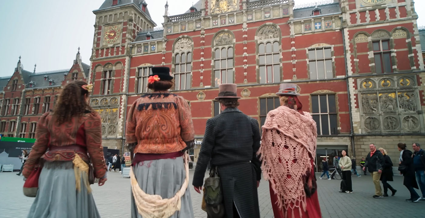 Efteling promoot Danse Macabre met livemuziek op treinstations