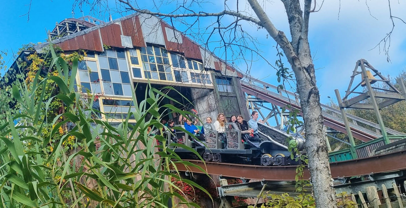 Bezoekers Walibi Holland bijna anderhalf uur vast in stilgevallen trein Untamed