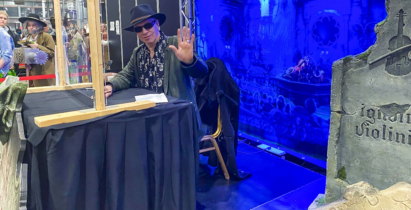 Paul van Loon signeert boeken in Danse Macabre-decor op Dutch Comic Con