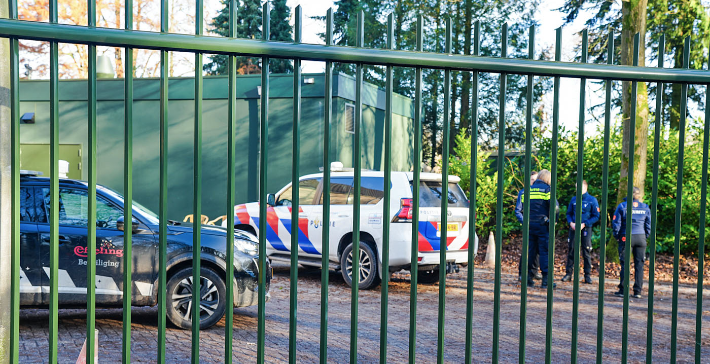 Zeven dronken jongeren uit de Efteling gezet, één klimt weer terug naar binnen