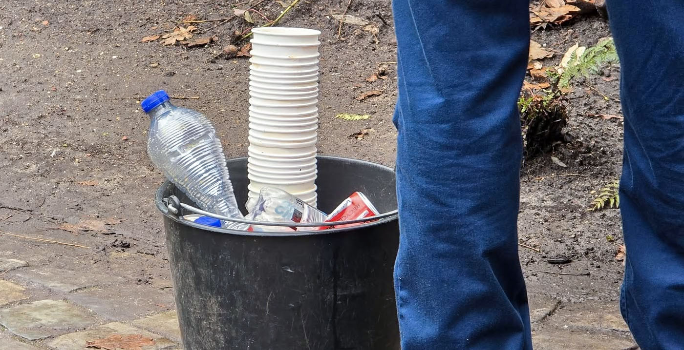 Efteling-bezoekers doen geen moeite voor 25 cent statiegeld: bekers eindigen gewoon in de prullenbak