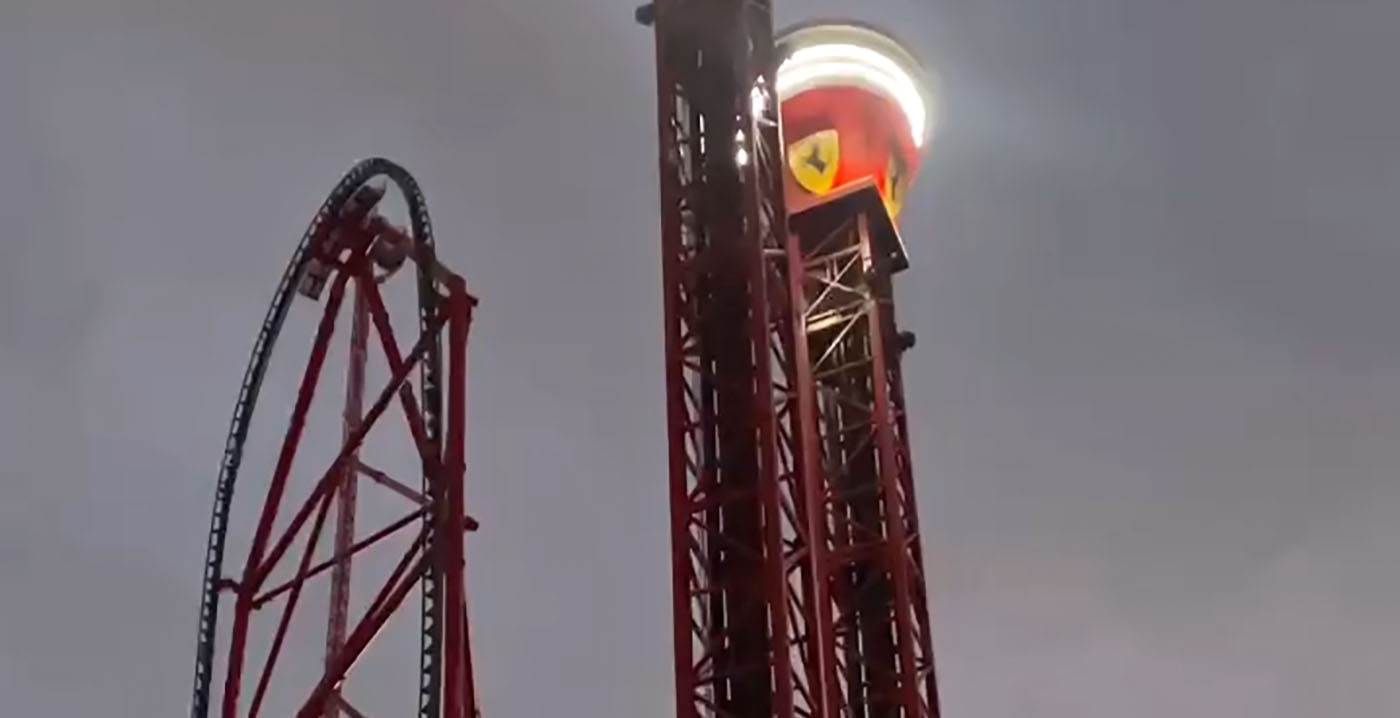 Video: vrijevaltorens in Ferrari-pretpark wiebelen heen en weer door hevige windstoten