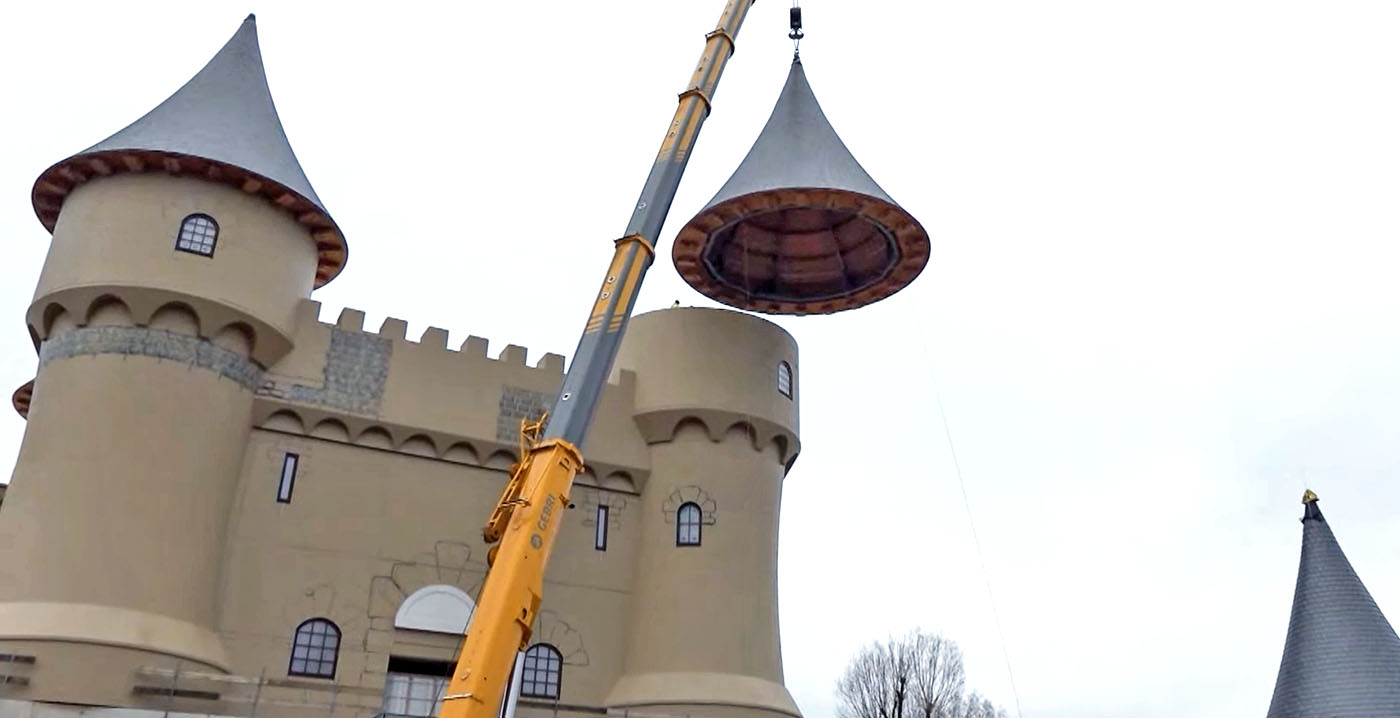 Hoogste punt van nieuw pretpark Bommelwereld: torendaken geplaatst