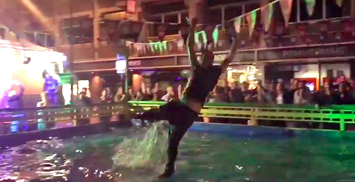 Dronken feestganger springt in waterattractie op Tilburgse kermis