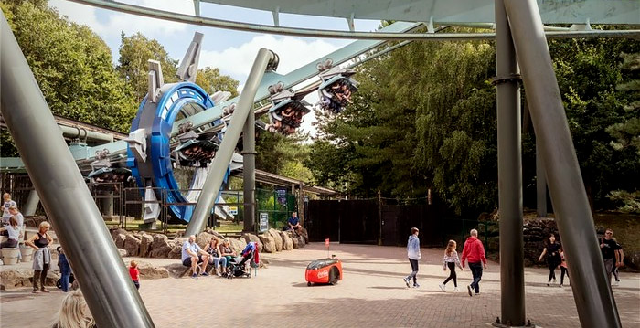 Pretpark test robot die drankjes bezorgt