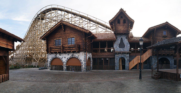 Foto's: Plopsaland bouwt sfeervol bergdorpje bij nieuwe houten achtbaan