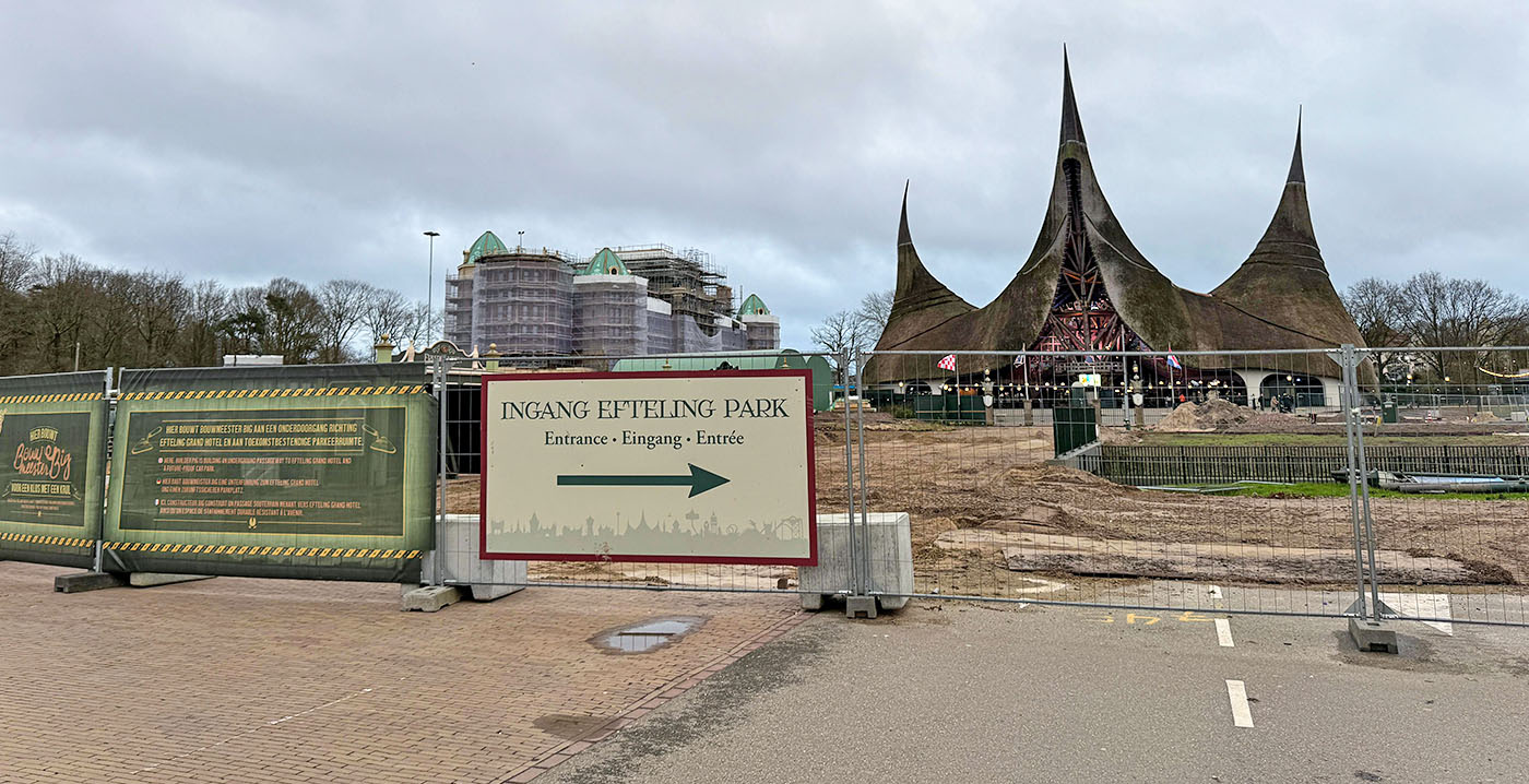 Foto's: weer labyrint van bouwhekken bij ingang van de Efteling