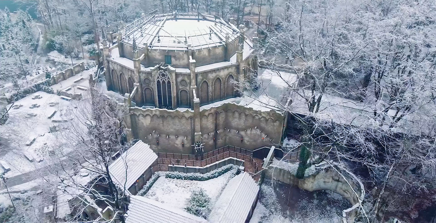 Danse Macabre in de sneeuw: Efteling deelt dronebeelden van besneeuwd attractiepark