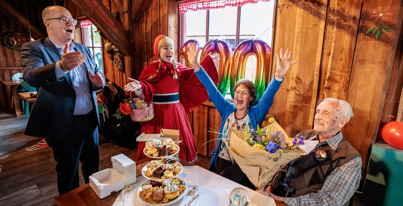 Video: Efteling legt 100-jarige abonnementhouder in de watten