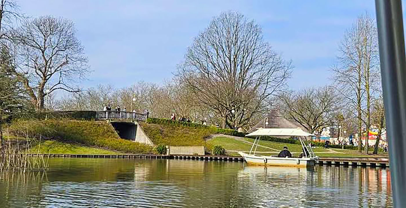 Efteling-bezoeker springt uit Gondoletta-bootje, personeel wacht hem op