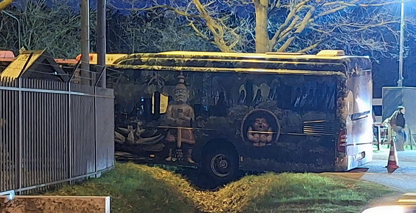 Oeps: Efteling-bus mist afslag en belandt in de greppel